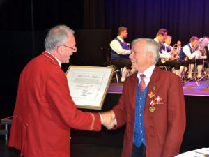 VBV Präsident Wolfgang Baldauf (links) dankt und gratuliert Elmar Rederer zur Ehrenmitgliedschaft  (Foto: VBV)