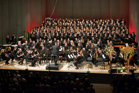 Eine Felix Coniunctio: Der Musikverein Feldkirch-Nofels unter der Leitung von Peter Kuhn präsentierte zusammen mit 7 Chören und 3 Gesangssolisten die Carmina Burana von Carl Orff